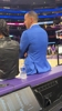 在洛城就不会被驱逐了😭GM尼科身后，俩侠蜜举标语支持东契奇